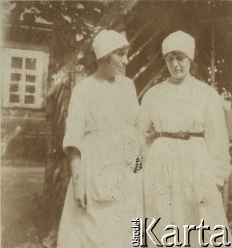 Lipiec 1919, Bohdanów, Litwa.
Eugenia Brończyk i Wanda Zalewska, sanitariuszki 13 Szpitala Polowego 2 Dywizji Piechoty Legionów przed dworem rodziny Ruszczyców.
Fot. NN, zbiory Ośrodka KARTA, przekazała Teresa Wojciechowska.