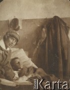 Czerwiec 1919, Nowogródek, Litwa.
13 Szpital Polowy 2 Dywizji Piechoty Legionów, sanitariuszka Eugenia Brończyk przy łóżku chorego.
Fot. NN, zbiory Ośrodka KARTA, przekazała Teresa Wojciechowska
