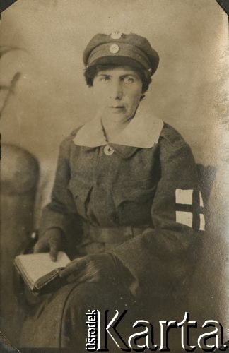 Kwiecień 1919, Kraków, Polska.
Eugenia Brończyk, sanitariuszka w 13 Szpitalu Polowym 2 Dywizji Piechoty Legionów.
Fot. NN, zbiory Ośrodka KARTA, przekazała Teresa Wojciechowska
