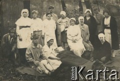 1919, Polska.
Chorzy i sanitariuszki 13 Szpitala Polowego 2 Dywizji Piechoty Legionów. Na noszach leży Wojciech Wróbel, obok niego siedzi Eugenia Brończyk, 3. z lewej stoi Weronika Kuszel (Werpychowska).
Fot. NN, zbiory Ośrodka KARTA, przekazała Teresa Wojciechowska
