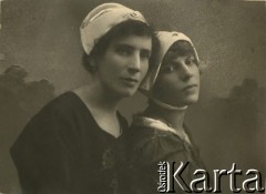 Ok. 1919, Polska.
Eugenia Brończyk i Weronika Kuszel (Werpychowska) - sanitariuszki w 13 Szpitalu Polowym 2 Dywizji Piechoty Legionów. 
Fot. NN, zbiory Ośrodka KARTA, przekazała Teresa Wojciechowska
