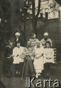 1919, Polska.
13 Szpital Polowy 2 Dywizji Piechoty Legionów. Na zdjęciu m.in. chorzy i sanitariuszka Eugenia Brończyk (siedzi 2. z prawej).
Fot. NN, zbiory Ośrodka KARTA, przekazała Teresa Wojciechowska

