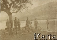 1914-1918, brak miejsca.
I wojna światowa, żołnierze armii austro-węgierskiej nad rzeką.
Fot. NN, zbiory Ośrodka KARTA, przekazała Teresa Wojciechowska
