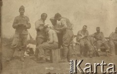 1914-1918, brak miejsca.Żołnierze austriaccy, opatrywanie ran.Fot. NN, zbiory Ośrodka KARTA, przekazała Teresa Wojciechowska