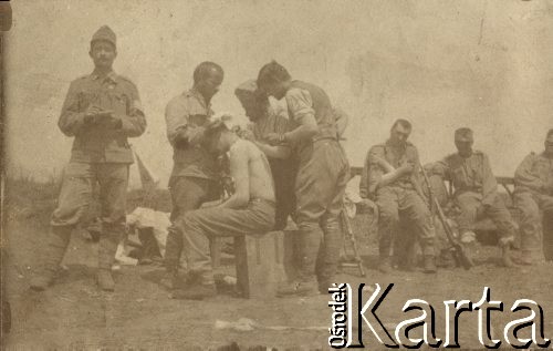 1914-1918, brak miejsca.
Żołnierze austriaccy, opatrywanie ran.
Fot. NN, zbiory Ośrodka KARTA, przekazała Teresa Wojciechowska