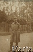 1914-1920, brak miejsca.
Kazimierz Brończyk (1888-1967) - nauczyciel języka polskiego, dramatopisarz, tłumacz i krytyk teatralny. W czasie I wojny światowej służył w I Brygadzie Legionów Polskich oraz armii austriackiej, podczas wojny polsko-bolszewickiej w Małopolskim Oddziale Armii Ochotniczej.
Fot. NN, zbiory Ośrodka KARTA, przekazała Teresa Wojciechowska