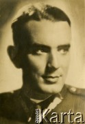 Maj 1939, Lublin, Polska.
Szczęsny Brończyk (ur. w 1912 r.), syn Kazimierza i Eugenii Brończyków. Skończył prawo na Uniwersytecie im. Jana Kazimierza we Lwowie. Podporucznik rezerwy 19 pułku piechoty we Lwowie. W 1939 roku podczas przejścia granicy polsko-rumuńskiej dostał się w ręce Sowietów. Zmarł w łagrze nad Kołymą.
Fot. NN, zbiory Ośrodka KARTA, przekazała Teresa Wojciechowska
