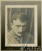 1910, Galicja, Austro-Węgry.
Kazimierz Brończyk (1888-1967) - późniejszy nauczyciel języka polskiego, dramatopisarz, tłumacz i krytyk teatralny. Portret w mundurze Polskiego Towarzystwa Gimnastycznego 