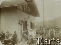 Ok. 1907, Austro-Węgry.
Grupa osób siedzących przed domem. Kartka zaadresowana do Eugenii Mitisówny 27 sierpnia 1907 roku we Lwowie.
Fot. NN, zbiory Ośrodka KARTA, przekazała Teresa Wojciechowska
