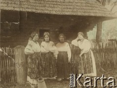 Lata 20., Tuchla, pow. Skole, woj. stanisławowskie, Polska.
Kobiety w strojach regionalnych stojące przed chatą, 1. z lewej Eugenia Brończyk z d. Mitis. 
Fot. NN, zbiory Ośrodka KARTA, przekazała Teresa Wojciechowska
