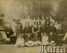 1909-1910, Stryj, Galicja, Austro-Węgry.
I klasa Gimnazjum Żeńskiego w Stryju, w rzędzie profesorskim w środku Eugenia Mitisówna.
Fot. NN, zbiory Ośrodka KARTA, przekazała Teresa Wojciechowska