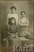 9.09.1909, Stryj, Galicja, Austro-Węgry.
Stoją: Eugenia Mitisówna, późniejsza żona Kazimierza Brończyka oraz Lisińska, siedzi Lesiewicz. 
Fot. Lissa Noe (Mikołaj) C. i K. Nadworny Fotograf, zbiory Ośrodka KARTA, przekazała Teresa Wojciechowska