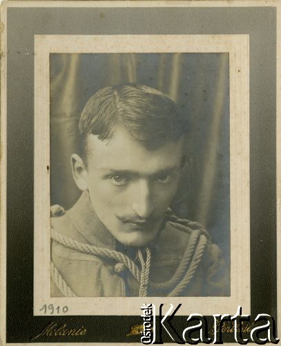 1910, Galicja, Austro-Węgry.
Kazimierz Brończyk (1888-1967) - późniejszy nauczyciel języka polskiego, dramatopisarz, tłumacz i krytyk teatralny. Portret w mundurze Polskiego Towarzystwa Gimnastycznego 
