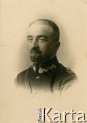 Lata 20., Polska.
Stanisław Brończyk (ur. w 1890 r.) w mundurze, brat Kazimierza Brończyka. Studiował medycynę w Wiedniu. Jako ppłk. lekarz laryngolog pracował w szpitalu wojskowym w Przemyślu.
Fot. NN, zbiory Ośrodka KARTA, przekazała Teresa Wojciechowska
