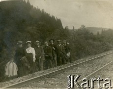 Ok. 1907, Austro-Węgry.
Grupa osób stojąca przy torach kolejowych, 2. od lewej stoi Józefa Muszyńska. Kartka zaadresowana do Józefy Muszyńskiej 14 sierpnia 1907 roku we Lwowie przez Władysława Kossaka.
Fot. NN, zbiory Ośrodka KARTA, przekazała Teresa Wojciechowska
