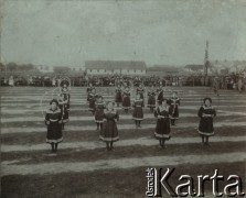1910, Żydaczów, Galicja, Austro-Węgry.
Zlot Sokołów. W pierwszym rzędzie (od lewej): Eugenia Mitisówna, Helena Gozdecka, Helena Postępska, Budynówna; w drugim rzędzie: Kazimiera Gozdecka, Kruczkówna, Babkówna. 
Fot. NN, zbiory Ośrodka KARTA, przekazała Teresa Wojciechowska