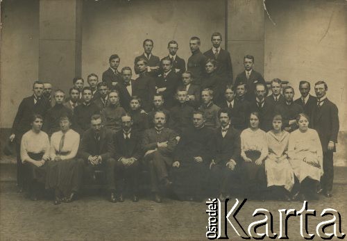 1915, Praga, Austro-Węgry.
Szkoła średnia pod dyrekcją S. Sobińskiego, 3. od lewej siedzi Kazimierz Brończyk. 
Fot. Atelier Grünberger, zbiory Ośrodka KARTA, przekazała Teresa Wojciechowska