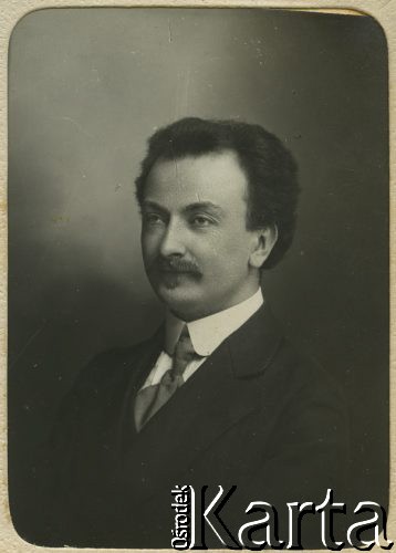 1918, Warszawa, Polska.
Gimnazjum Filologiczne Żeńskie Zofii Sierpińskiej, nauczyciel kosmografii Ignacy Dzierżyński.
Fot. NN, zbiory Ośrodka KARTA, przekazała Lidia Wyleżyńska