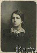 1918, Warszawa, Polska.
Gimnazjum Filologiczne Żeńskie Zofii Sierpińskiej, maturzystka Zofia Wolnicka-Wojtulewicz.
Fot. NN, zbiory Ośrodka KARTA, przekazała Lidia Wyleżyńska