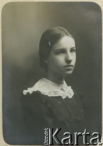 1918, Warszawa, Polska.
Gimnazjum Filologiczne Żeńskie Zofii Sierpińskiej, maturzystka Helena Skarżyńska.
Fot. NN, zbiory Ośrodka KARTA, przekazała Lidia Wyleżyńska