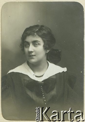 1918, Warszawa, Polska.
Gimnazjum Filologiczne Żeńskie Zofii Sierpińskiej, maturzystka Halina Daabówna (Knesterowa).
Fot. NN, zbiory Ośrodka KARTA, przekazała Lidia Wyleżyńska