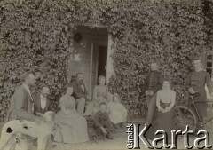 Ok. 1900, Kirjanowce, pow. Lida, gubernia wileńska, Rosja.
Grupa osób przed domem, od lewej: Stanisław Laskowicz, troje gości, Celestyna (Cesia), Alina, Witold, Władysław Laskowicz (stoi), francuska guwernantka, nauczyciel.
Fot. NN, zbiory Ośrodka KARTA, przekazała Anna Kruczkowska 
