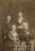 Ok. 1875, brak miejsca.
Feliks Laskowicz z żoną Polikseną i dziećmi Konstancją i Stanisławem.
Fot. NN, zbiory Ośrodka KARTA, przekazała Anna Kruczkowska