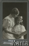 Ok. 1907, Odessa, Rosja.
Alina i Zofia (Zulka) Laskowicz.
Fot. NN, Atelier Rembrandt, zbiory Ośrodka KARTA, przekazała Anna Kruczkowska