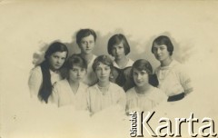 1916, Odessa, Rosja.
Pierwsze harcerki polskie w Odessie. Na dole od lewej: Irena Aleksandrowicz, Alina Laskowiczówna (drużynowa), Zofia Dobrowolska (późniejsza żona Władysława Laskowicza). W górnym rzędzie od lewej: Jadwiga Pawlikowska (później Adamiecka), Janina Grekówna, Aleksandra Siekierkówna (później Znaniecka) i  Zofia Laskowiczówna.
Fot. NN, zbiory Ośrodka KARTA, przekazała Anna Kruczkowska