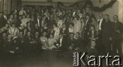 1926, Kirjanowce, pow. Lida, woj. nowogrodzkie, Polska.
Bal sylwestrowy. Na dole 1. z lewej strony Marian Staffa. W drugim rzędzie 6. od lewej Celestyna Laskowicz. W ostatnim rzędzie, pod żyrandolem, z profilu Alina Laskowicz, obok Bolesław Orliński, pod koniec tego rzędu Zofia Laskowicz ( w opasce na czole) i Kazimierz Kuzian.
Fot. NN, zbiory Ośrodka KARTA, przekazała Anna Kruczkowska
