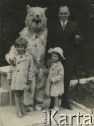 1937, Druskieniki, pow. Grodno, woj. białostockie, Polska.
Stanisław i Danuta (dzieci Zofii i Kazimierza Kuzian) z Marianem Staffą.
Fot. NN, 