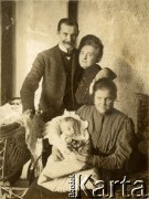 1904, Polska pod zaborami.
Zofia i Eustachy Turzańscy - właściciele majątku w Wybranówce z synem Stefanem i nianią dziecka.
Fot. NN, zbiory Ośrodka KARTA, udostępnił Tomasz Kamiński

