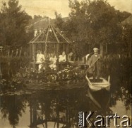 1912, Wierzbiny-Zofiówka, Polska pod zaborami.
Rodzina Turzańskich nad stawem. Na zdjęciu m.in. Eustachy (w łódce), jego żona Zofia (1. z prawej) oraz ich dzieci - Janina i Czesław.
Fot. NN, zbiory Ośrodka KARTA, udostępnił Tomasz Kamiński