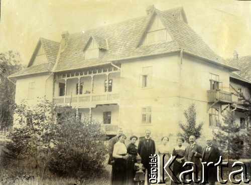 1913, Jaremcze, Galicja, Austro-Węgry.
Zofia i Eustachy Turzańscy (w środku), wujostwo Oskierkowie, wujostwo Zarygiewicz, Ząbecki (z prawej), guwernantka (z lewej), Janina i Czesław - dzieci Turzańskich z nianią.
Fot. NN, zbiory Ośrodka KARTA, udostępnił Tomasz Kamiński