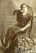1914-1915, Komarno, Galicja, Austro-Węgry.
Zofia Turzańska na fotelu bujanym.
Fot. NN, zbiory Ośrodka KARTA, udostępnił Tomasz Kamiński