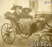 1913, Wierzbiny-Zofiówka, Polska pod zaborami.
W powozie z lewej siedzi Zofia Turzańska.
Fot. NN, zbiory Ośrodka KARTA, udostępnił Tomasz Kamiński