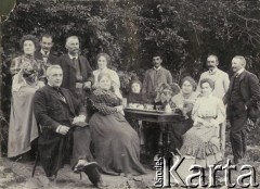 1908, Podburze (?), Polska pod zaborami.
Rodzina Ząbeckich. Od lewej stoją: Zofia z domu Ząbecka i Eustachy Turzańscy, ojciec Zofii, Marynia Chrzanowska, poniżej siedzi babcia Zofii - Zassowska, z prawej Stanisława i Józefa (Ząbeckie ?).
Fot. NN, zbiory Ośrodka KARTA, udostępnił Tomasz Kamiński