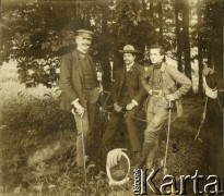 Ok. 1900, Polska pod zaborami (?).
Kuzyni Zofii Turzańskiej: Tetmajer, Święcicki i Chanowski ze szpadami. 
Fot. NN, zbiory Ośrodka KARTA, udostępnił Tomasz Kamiński
