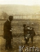 1923, Wybranówka, pow. Bóbrka, woj. lwowskie, Polska.
P. Greck z aparatem fotograficznym, z lewej stoi Eustachy Turzański.
Fot. NN, zbiory Ośrodka KARTA, udostępnił Tomasz Kamiński