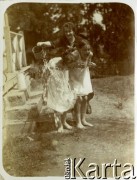 1922, Wybranówka, pow. Bóbrka, woj. lwowskie, Polska.
Majątek Wybranówka. Zofia Turzańska polewa wodą swoją córkę Janinę i Krystynę Dębicką.
Fot. NN, zbiory Ośrodka KARTA, udostępnił Tomasz Kamiński
