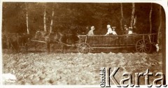 1923, Wybranówka, pow. Bóbrka, woj. lwowskie, Polska.
Grupa osób na wozie.
Fot. NN, zbiory Ośrodka KARTA, udostępnił Tomasz Kamiński