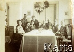 1923, Wybranówka, pow. Bóbrka. woj. lwowskie, Polska.
Dwór - pokój jadalny. Od lewej siedzą: Zofia Turzńska, p. Pleusowa, p. Greck'owa, Janina Turzańska, Eustachy Turzański, Czesław Turzański, p. Dunin Wąsowiczowa, p. Pleus, stoją: p. Greck, p. Wąsowiczówna.
Fot. NN, zbiory Ośrodka KARTA, udostępnił Tomasz Kamiński