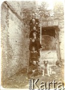 1923, Wybranówka, pow. Bóbrka, woj. lwowskie, Polska.
Hol spalonego pałacu. Na drabinie od góry: dr Dębicki, Eustachy Turzański, p. Pleus, p. Greck'owa, Zofia Turzańska, p. Pleusowa, Janina Turzańska, jej brat Czesław, pies Sułtan.
Fot. NN, zbiory Ośrodka KARTA, udostępnił Tomasz Kamiński