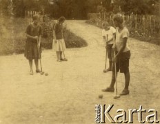 1924, Wybranówka, pow. Bóbrka, woj. lwowskie, Polska.
Dzieci grające w krokieta, od lewej: Janina Turzańska, Krystyna Dębicka, Jan Dębicki, Czesław Turzański.
Fot. NN, zbiory Ośrodka KARTA, udostępnił Tomasz Kamiński