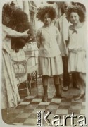 1924, Wybranówka, pow. Bóbrka, woj. lwowskie, Polska.
Dożynki. Na tarasie dworu od lewej: Zofia Turzańska, jej córka Janina, Krystyna Dębicka, z tyłu mąż Zofii - Eustachy Turzański.
Fot. NN, zbiory Ośrodka KARTA, udostępnił Tomasz Kamiński