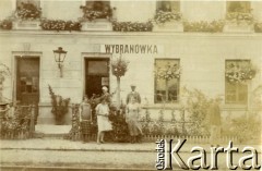 1926, Wybranówka, pow. Bóbrka, woj. lwowskie, Polska. 
Przed budynkiem dworca kolejowego stoją: Zofia i Eustachy Turzański wraz z dziećmi - Janiną i Czesławem oraz francuską guwernantką.
Fot. NN, zbiory Ośrodka KARTA, udostępnił Tomasz Kamiński