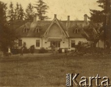 1927, Wybranówka, pow. Bóbrka, woj. lwowskie, Polska.
Dwór.
Fot. NN, zbiory Ośrodka KARTA, udostępnił Tomasz Kamiński