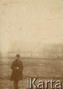 1923, Wybranówka, pow. Bóbrka, woj. lwowskie, Polska.
P. Greck z aparatem fotograficznym.
Fot. NN, zbiory Ośrodka KARTA, udostępnił Tomasz Kamiński
