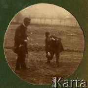 1923, Wybranówka, pow. Bóbrka, woj. lwowskie, Polska.
P. Greck z aparatem fotograficznym, z lewej stoi Eustachy Turzański.
Fot. NN, zbiory Ośrodka KARTA, udostępnił Tomasz Kamiński