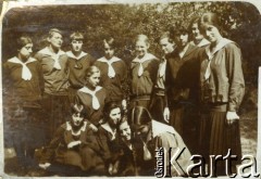 1926, Polska Wieś, woj. poznańskie, Polska.
Zakład Wychowawczo-Naukowy Zakonnic Najświętszego Serca Jezusowego (Sacré-Coeur). Klasa Janiny Turzańskiej (siedzi 2. z prawej).
Fot. NN, zbiory Ośrodka KARTA, udostępnił Tomasz Kamiński